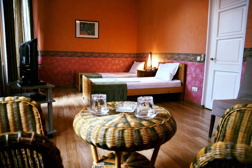 Basic Triple Room, Multiple Beds, City View photo 1