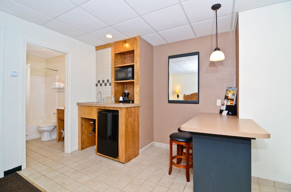 Suite, 1 Queen Bed, Bunk Bed Non Smoking - Photo 3