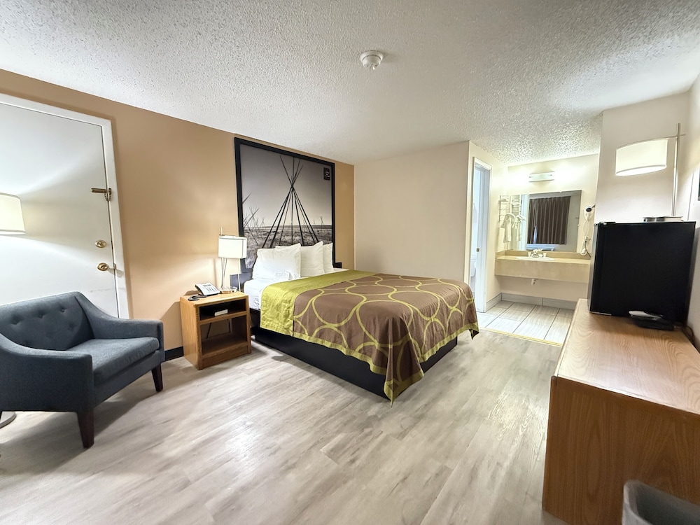 Standard Room, 1 Queen Bed, Non Smoking, Pool Access photo 3