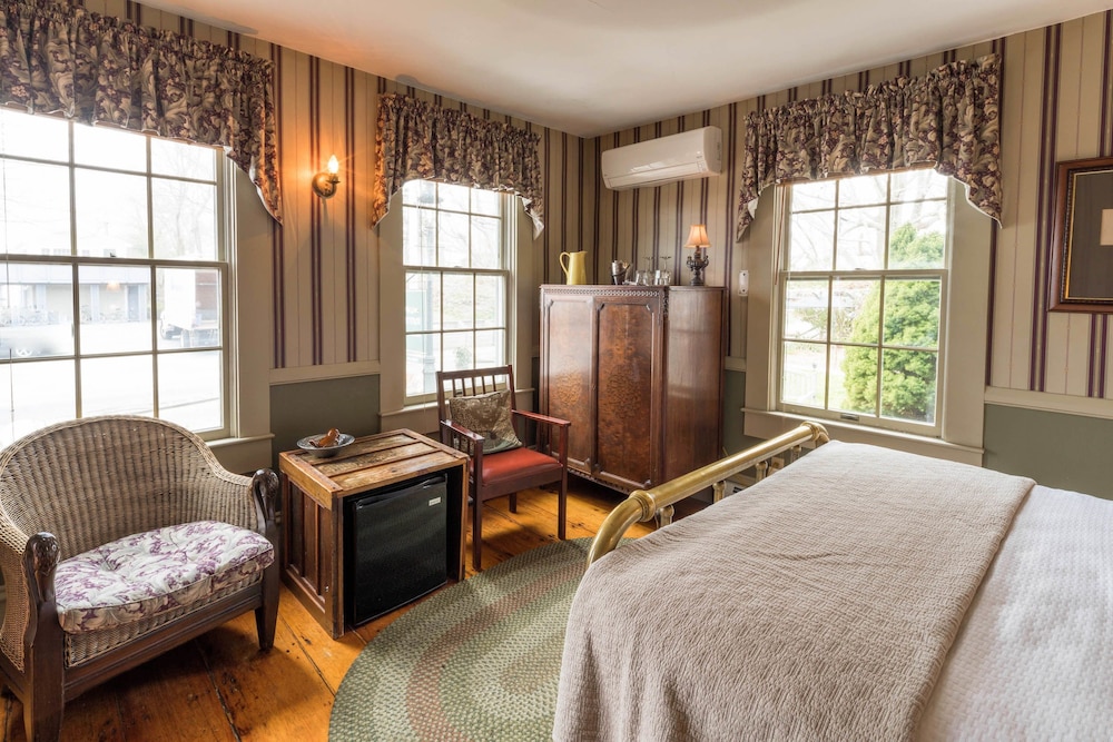 Romantic Double Room, Ensuite, Partial Sea View (Windsor Suite) photo 2