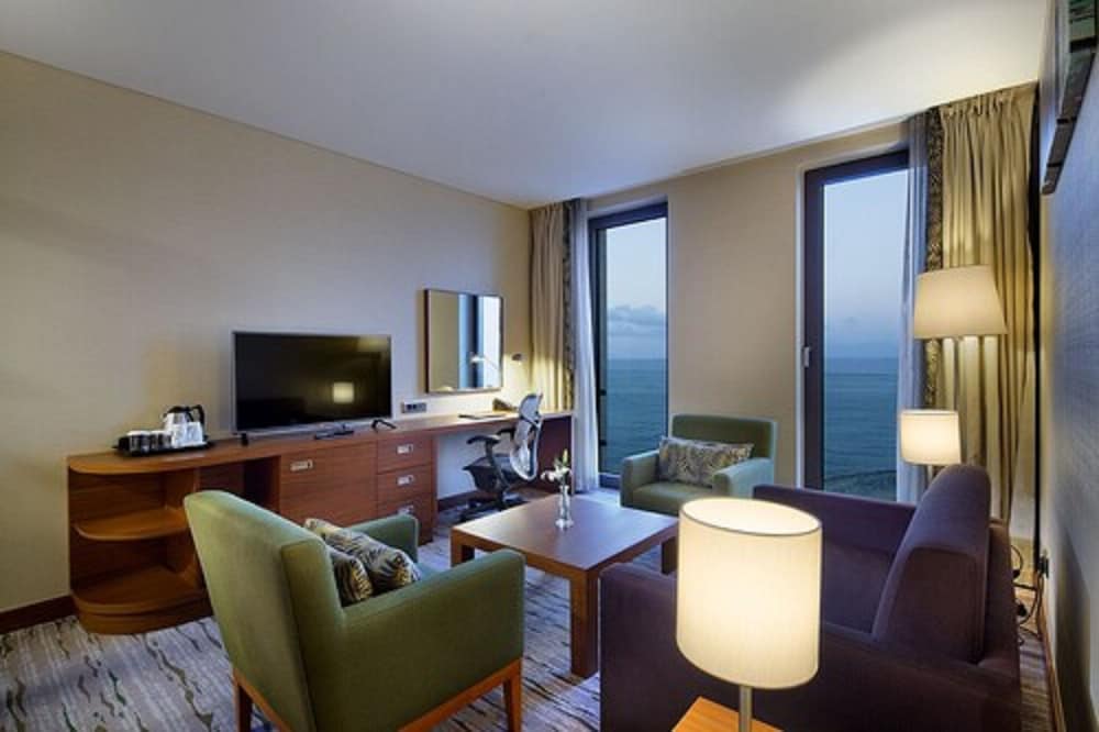 Suite, 1 King Bed thumbnail 6