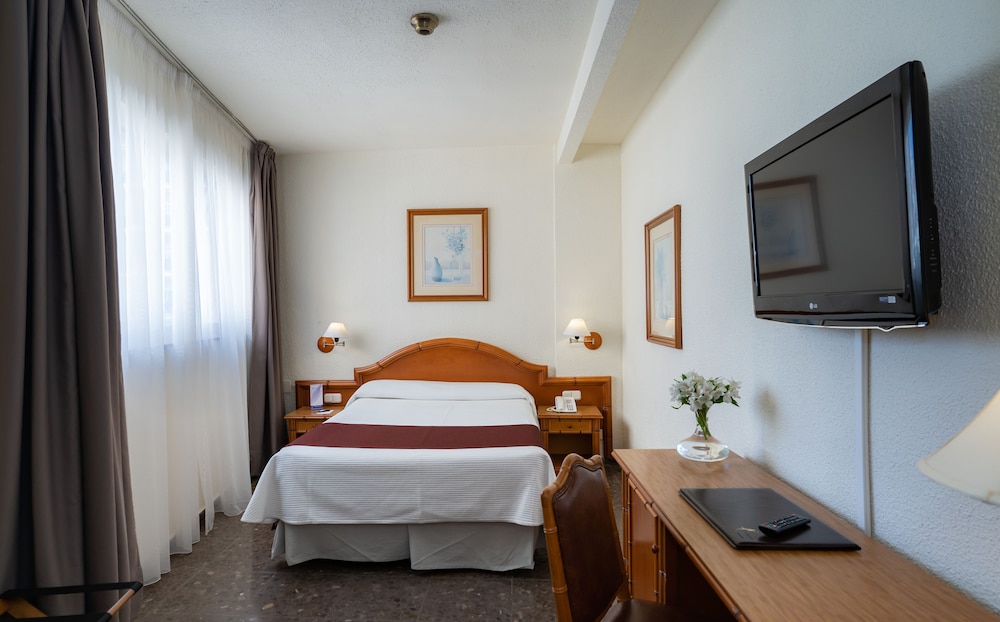 Economy Double Room (No Balcony) photo 2
