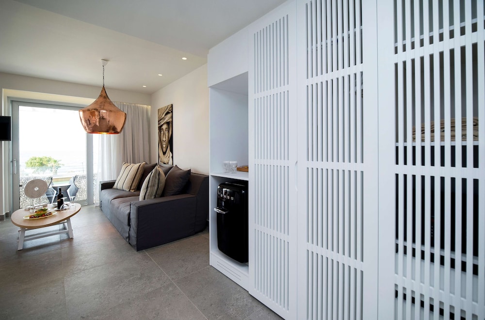 Suite, Pool Access, Sea View thumbnail 6