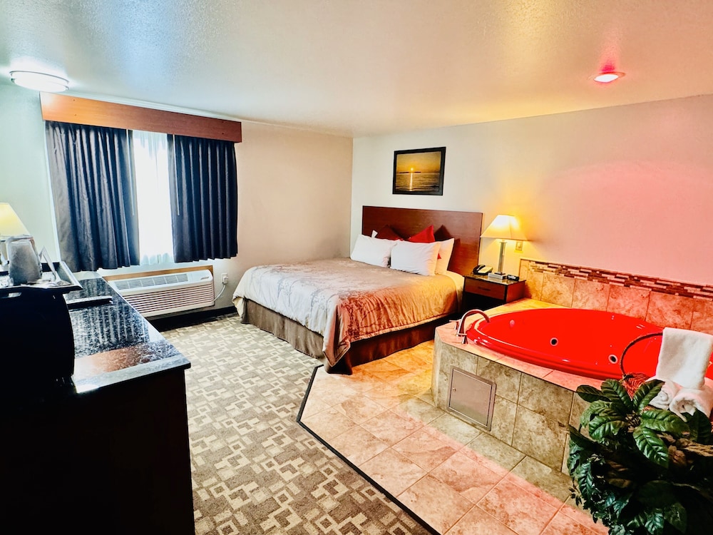 Standard Room, 1 King Bed, Non Smoking, Jetted Tub photo 2