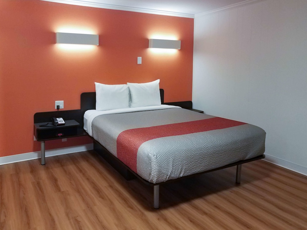 Deluxe Suite, 1 Queen Bed, Non Smoking, Kitchenette photo 2