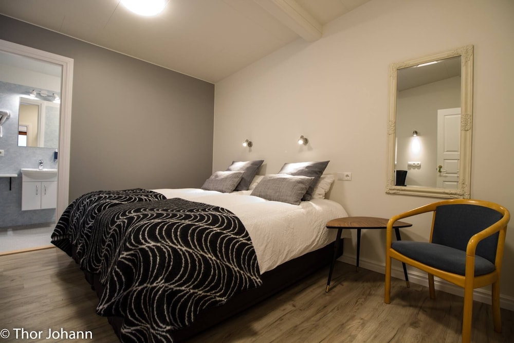 Economy Quadruple Room, Private Bathroom photo 3