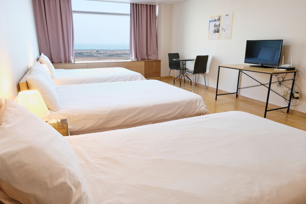 Triple Room (2Queen 150*200cm & 1Sinlge 110*200cm) photo 3