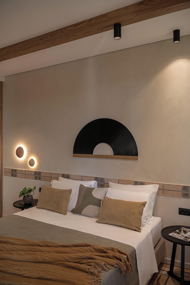Exclusive Room, 1 King Bed photo 3