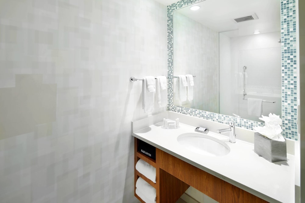 Suite, 1 Bedroom - Photo 2