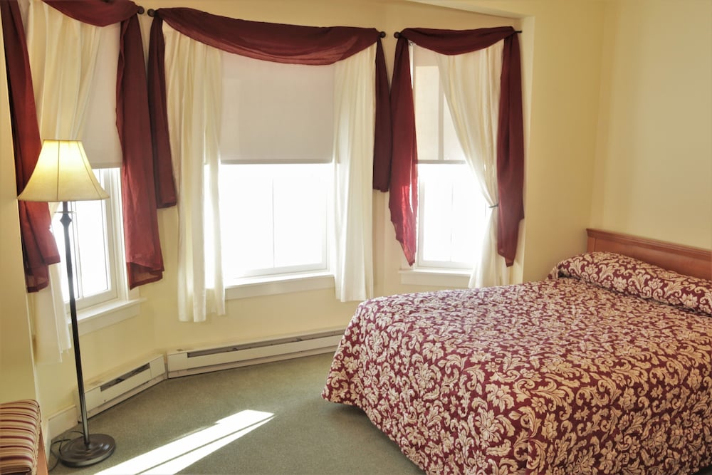 Traditional Room, 2 Twin Beds, Lake View Non A/C photo 2