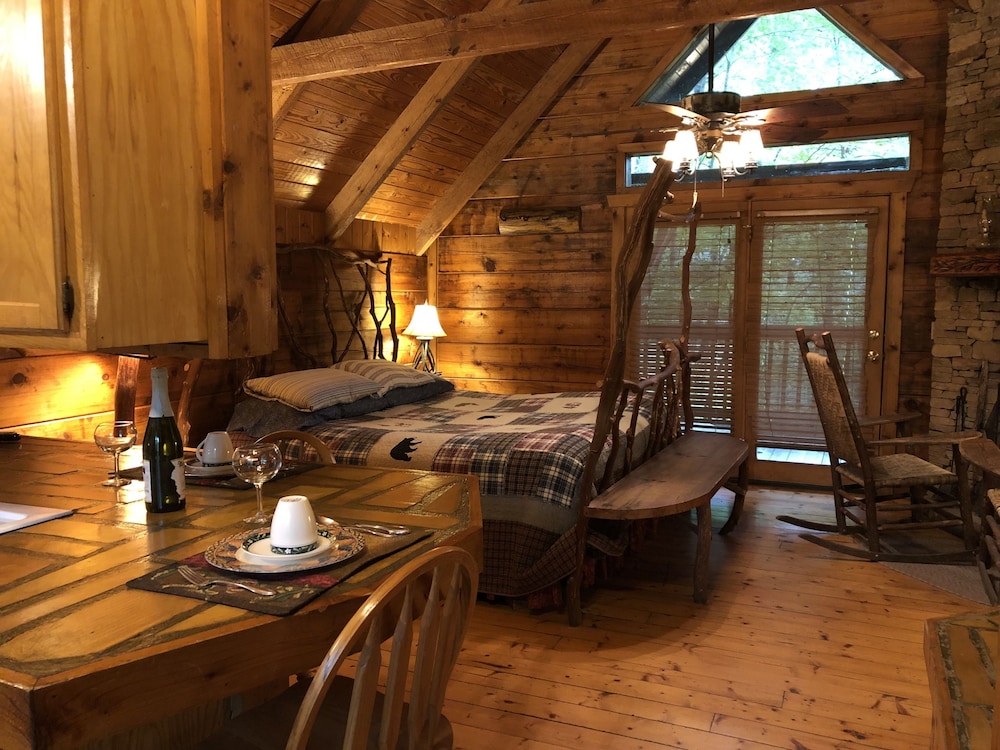 Locust Ridge Romantic Cabin photo 2