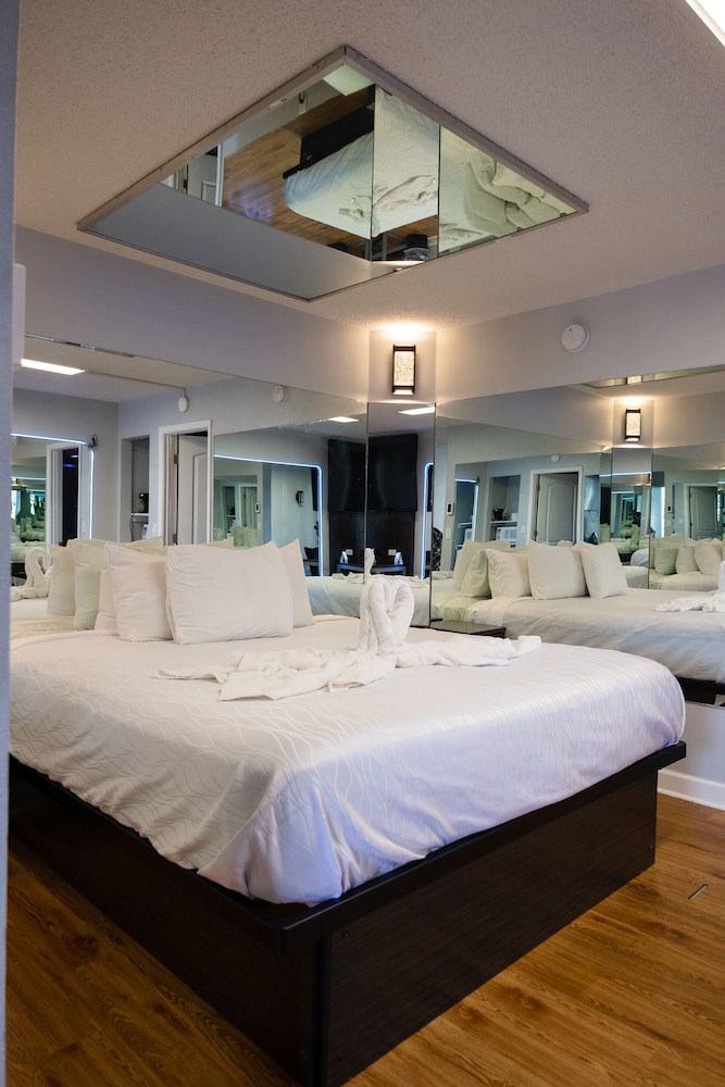 Romantic Room, 1 King Bed - Photo 9