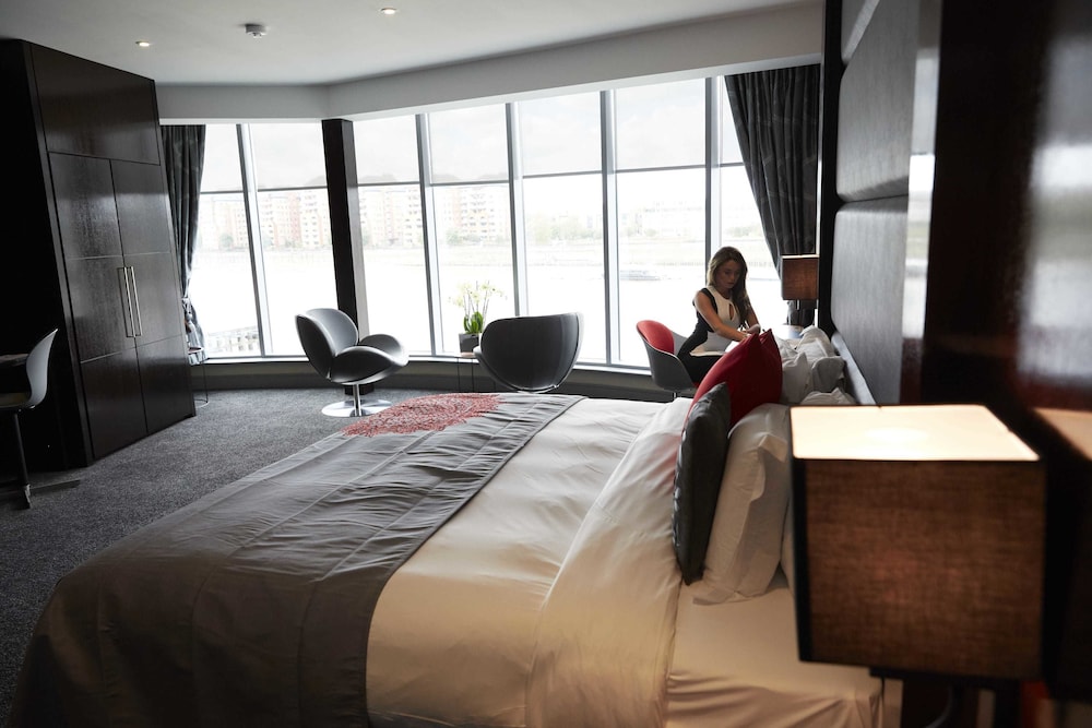 Emperor Suite, river view photo 2