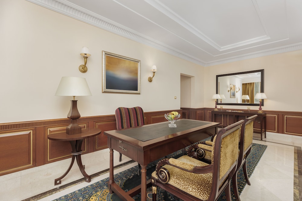 Executive Suite, 1 King Bed (No View) thumbnail 6