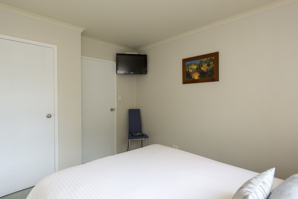 Standard Room 2, One Queen Bed, Ensuite photo 3