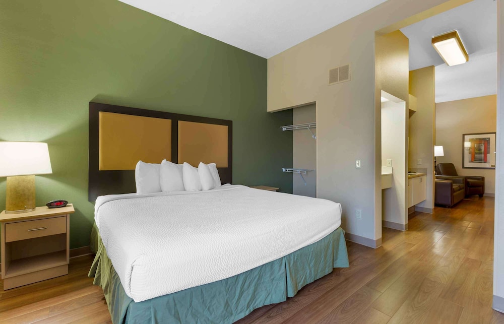 Deluxe Studio, 1 King Bed with Sofa bed, Non Smoking