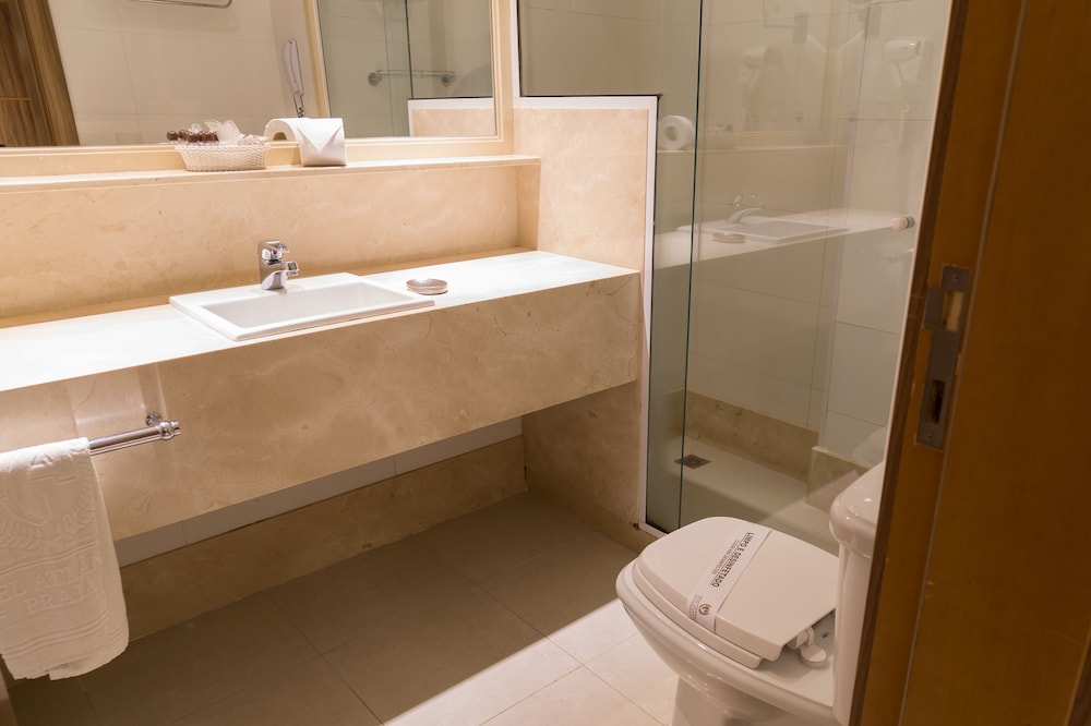 Standard Room, Multiple Beds - Photo 9