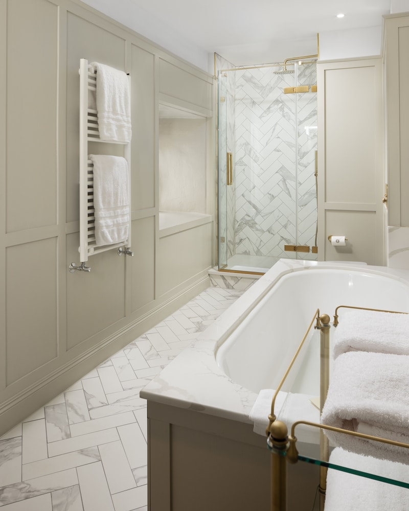 House Deluxe Stateroom - Photo 11