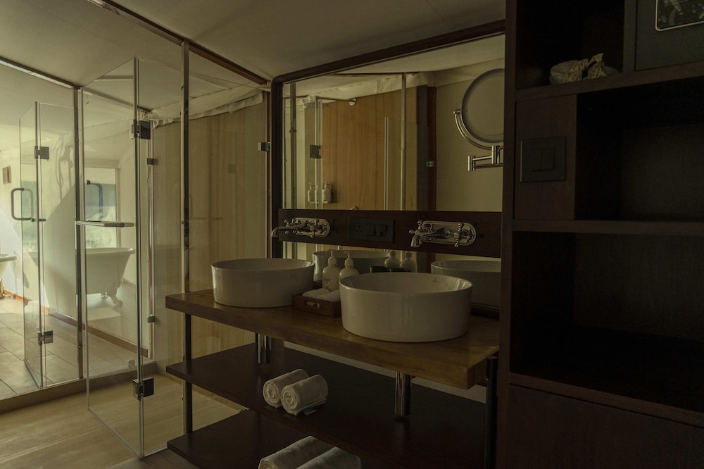 Luxury Tent, Jetted Tub - Photo 3