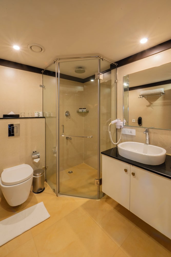 Deluxe Suite, 1 King Bed (Including Free wifi) photo 2