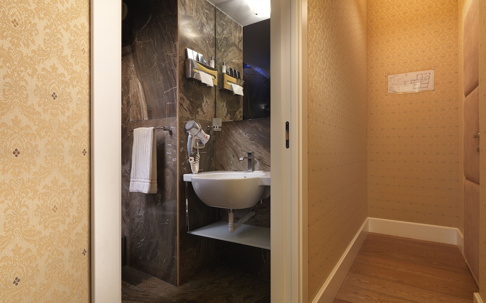 Classic Double Room - Photo 11