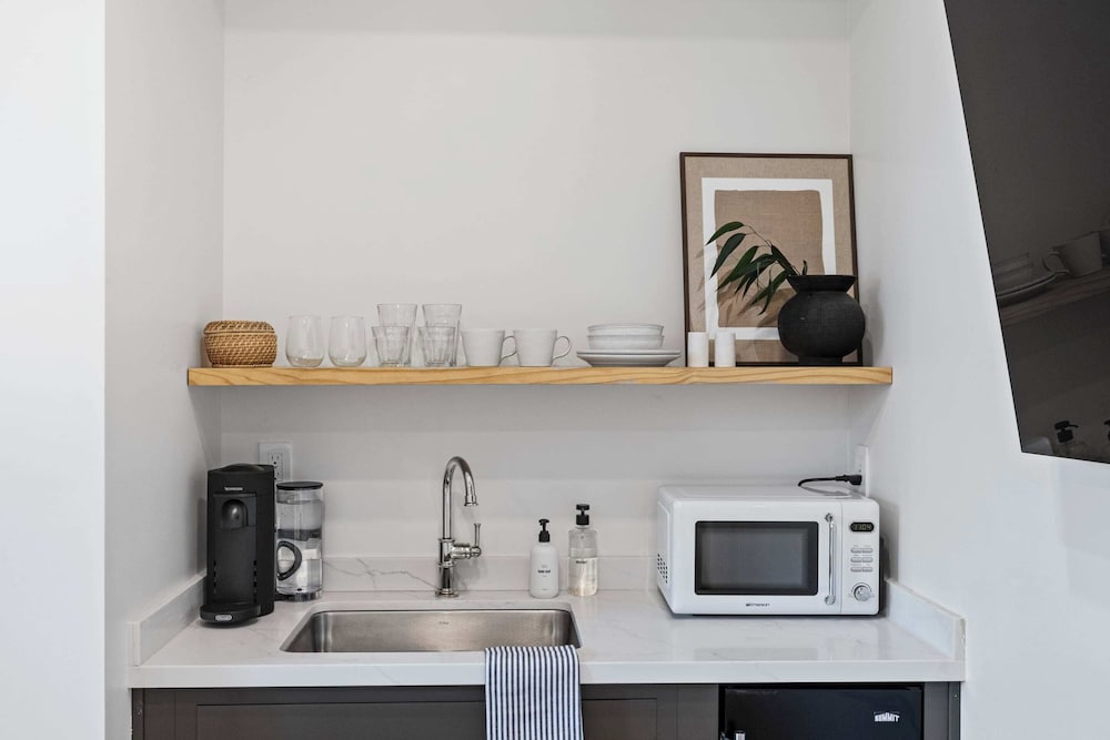 Luxury Studio, 1 King Bed, Kitchenette photo 2