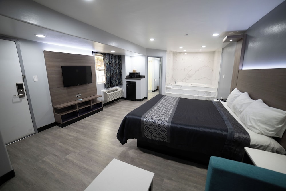 Studio Suite, 1 King Bed, Non Smoking - Photo 1