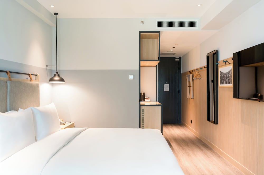 Deluxe Room, 1 Queen Bed - Photo 6