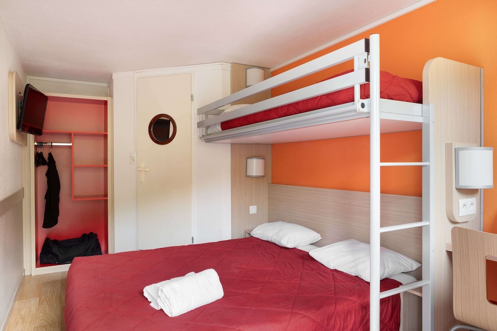 Standard Room, Multiple Beds (1 Double and 1 Single bed) photo 1