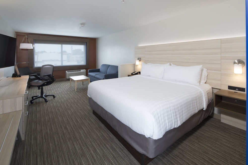 Suite, 1 King Bed, Accessible (Communications) - Photo 3