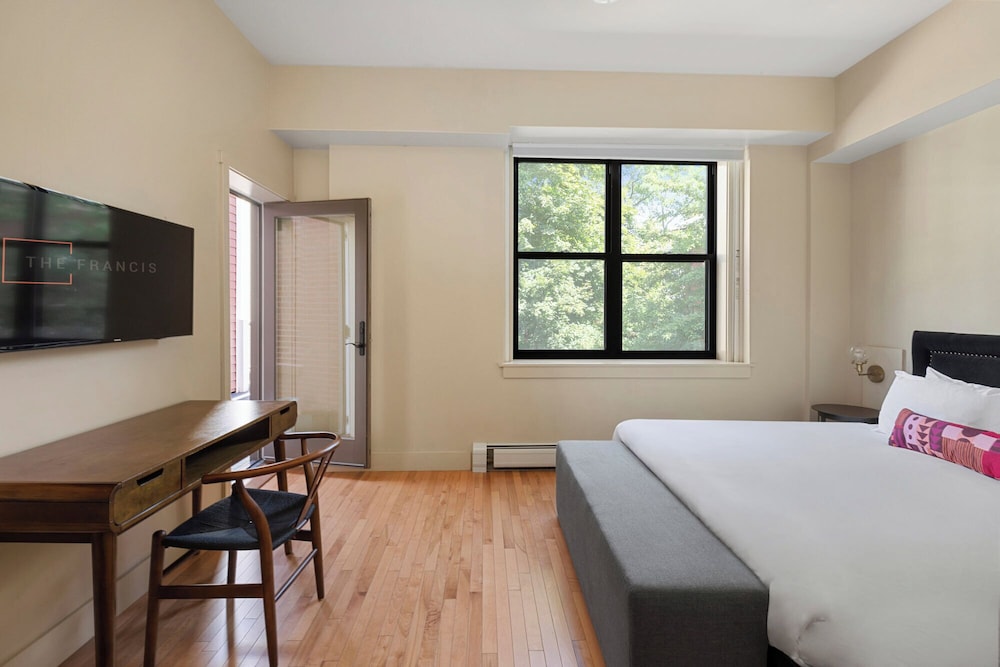 Premier Room, 1 King Bed, Balcony, Garden View photo 1