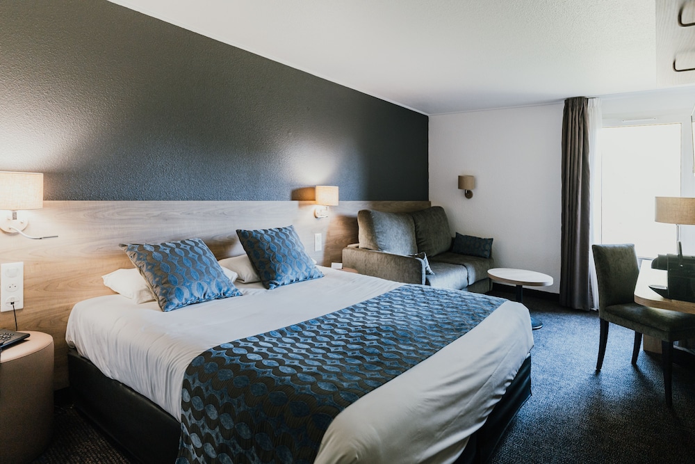 Superior Room, 1 Queen Bed with Sofa bed, Non Smoking, Bathtub (with Sofabed) - Photo 2