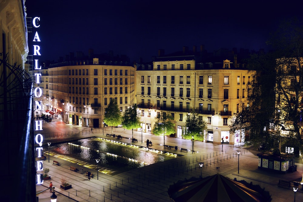 Junior Suite, 1 King Bed (Republic Square view)