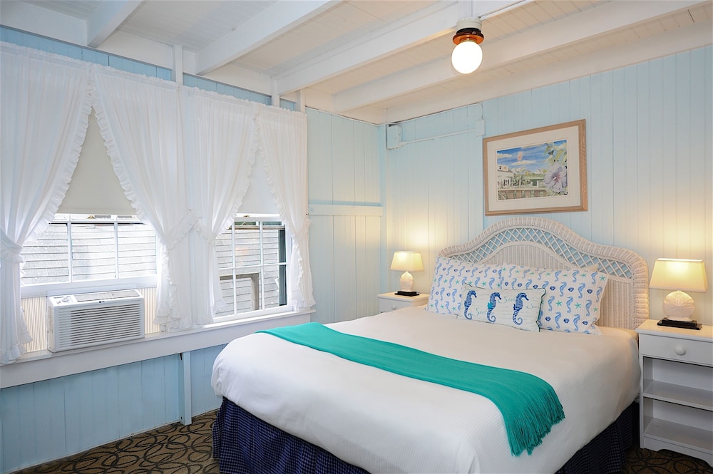 Annex Queen Room (No TV) photo 1