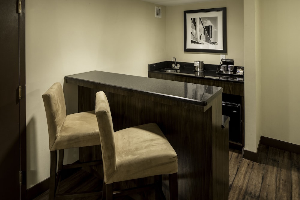 Suite, 1 King Bed, Non Smoking (2 Bedrooms) - Photo 3