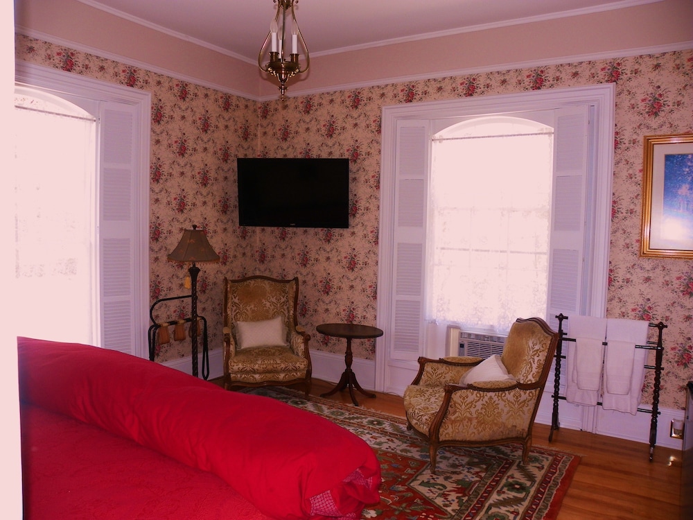 Standard Room, 1 King Bed, Shared Bathroom, Garden View photo 1