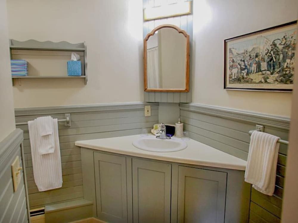 Studio, 1 King Bed with Sofa bed (The Isaac Evans) photo 2