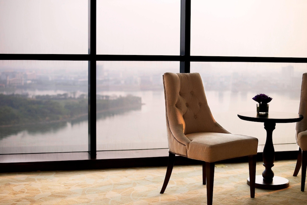 Club Suite, 1 Bedroom, River View - Photo 9