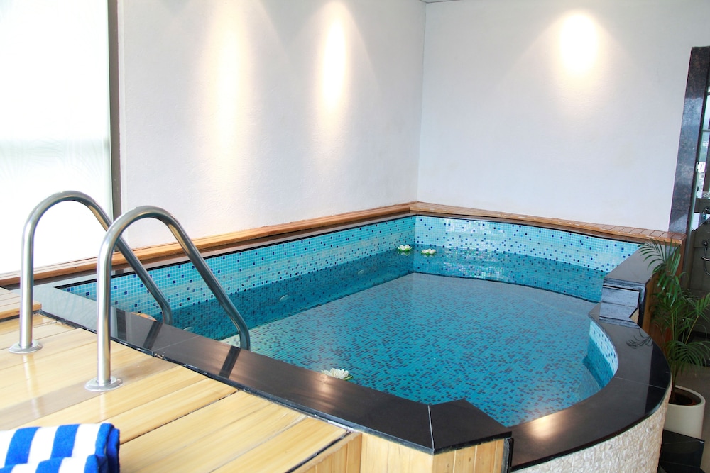 Deluxe Room, 1 Queen Bed, Pool View (Pool Suite) photo 2