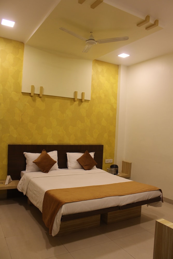 Superior Room, 1 King Bed photo 2