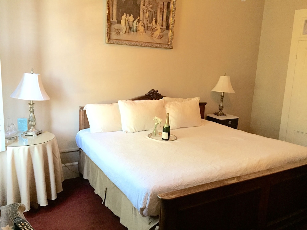 Deluxe Room, 1 King Bed photo 1