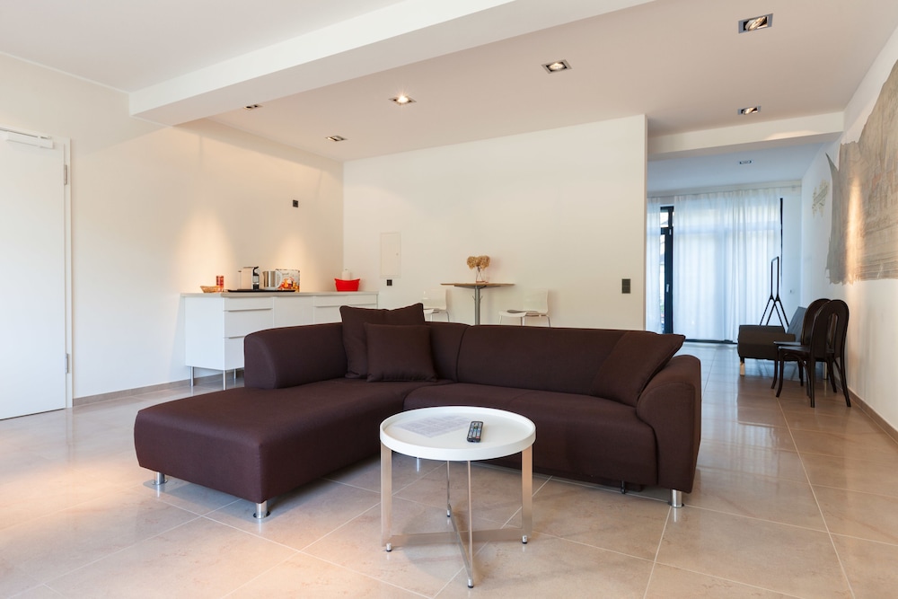 Suite, River View - Photo 17