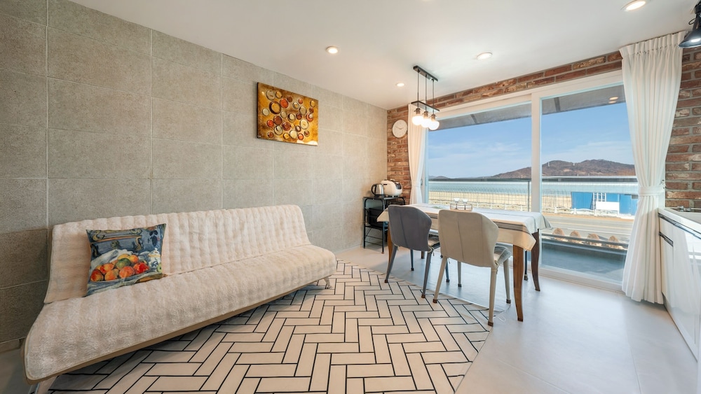 Basic Room, 2 Bedrooms (sum C(No pets allowed / Private BBQ))