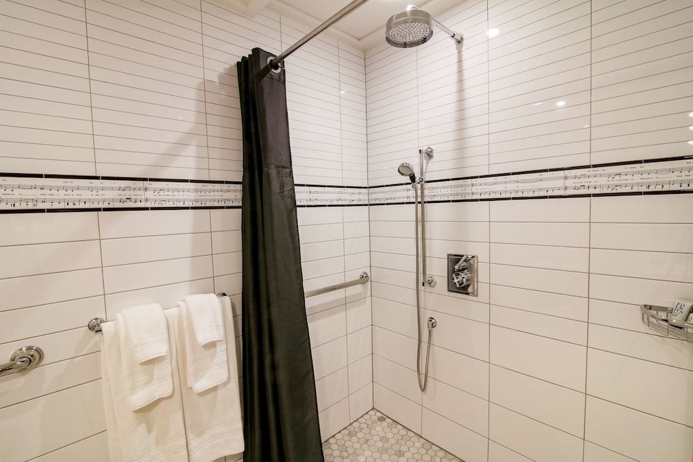 Deluxe Room, 1 Queen Bed (Accessible) thumbnail 5