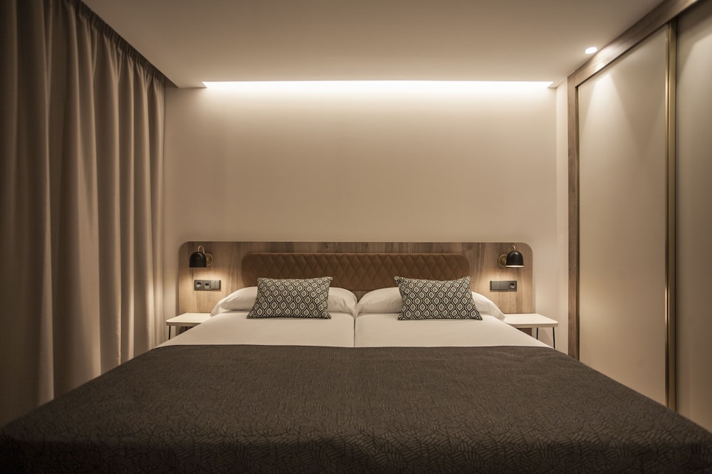 Double Room, Balcony, Pool View - Photo 4