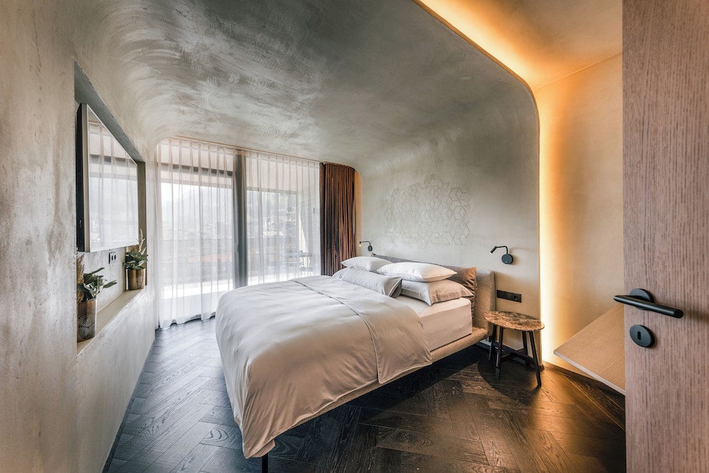Superior Suite, 1 King Bed, Mountain View, Poolside