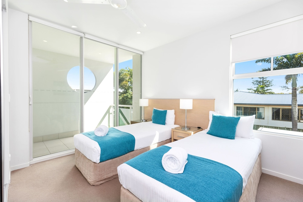 Standard Apartment, 3 Bedrooms, Pool View photo 3