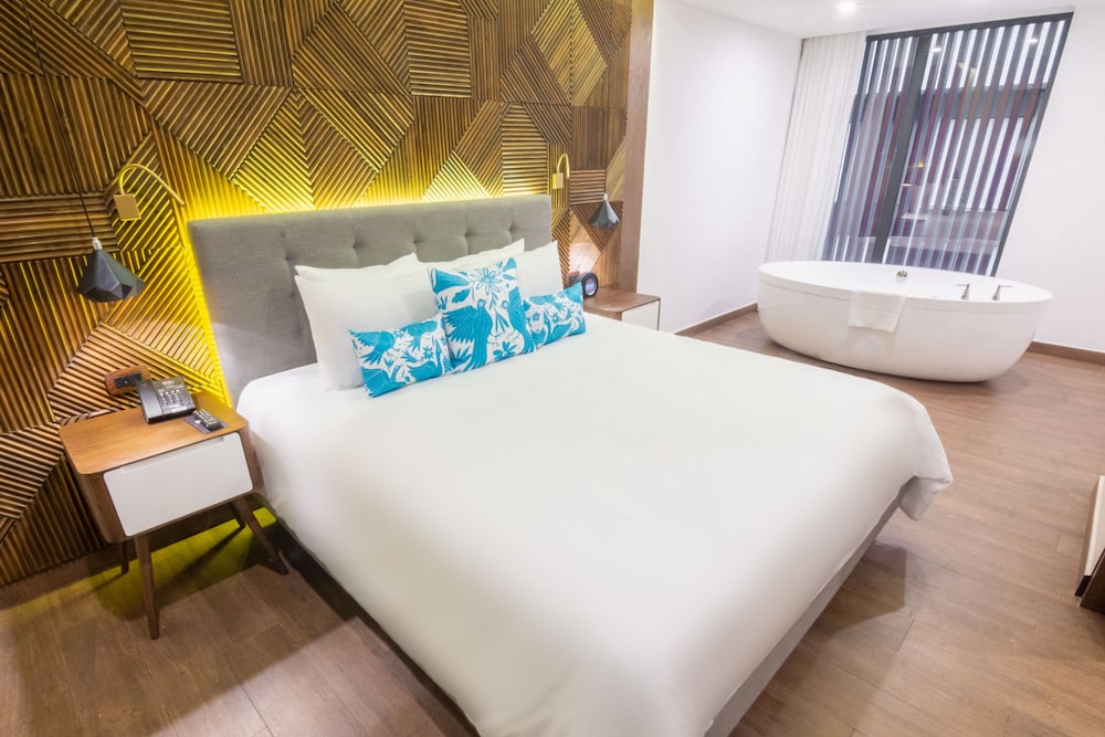 Suite, 1 Bedroom, Hot Tub, Partial Ocean View (1 King Bed) photo 3