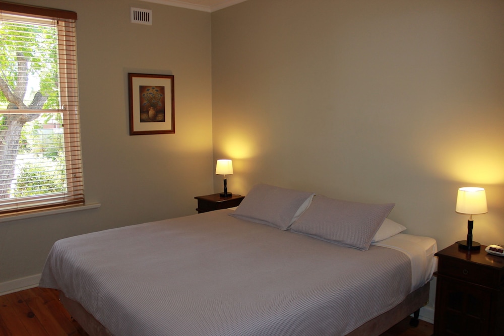 Warwick Apartment photo 1