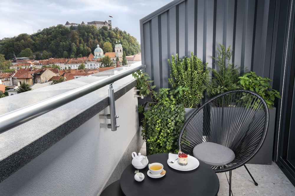 Deluxe Double Room, Terrace, City View - Photo 4